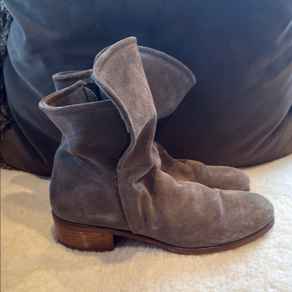 Like new Sundance Italian Suede zip up Slouch Boots with wooden heel and sole - Picture 4 of 16